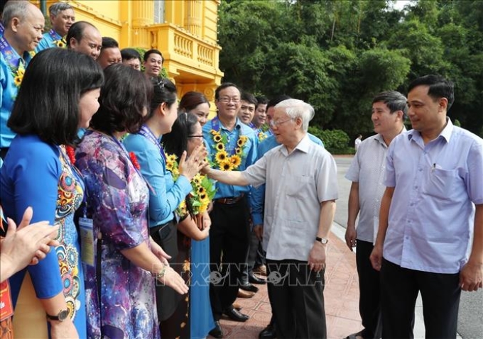 Tổng Bí thư, Chủ tịch nước Nguyễn Phú Trọng với các Chủ tịch công đoàn cơ sở tiêu biểu và cán bộ công đoàn. Ảnh: Trí Dũng/TTXVN