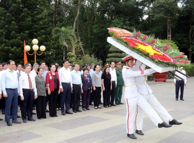 Chủ tịch Quốc hội Nguyễn Thị Kim Ngân cùng đoàn đại biểu cấp cao Quốc hội và lãnh đạo Thành phố Hồ Chí Minh đến dâng hương, dâng hoa tại Đền Liệt sỹ Bến Dược, huyện Củ Chi. (Ảnh: Trọng Đức/TTXVN)