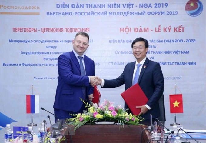 Ông Lê Quốc Phong và ông Alexander Bugaev ký kết Thỏa thuận hợp tác giữa Ủy ban quốc gia về thanh niên Việt Nam và Cơ quan Liên bang Nga về công tác thanh niên. (Ảnh: Văn Điệp/TTXVN)