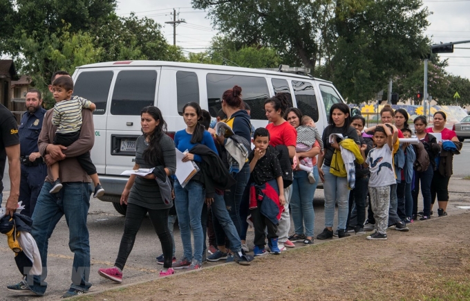 Người di cư Trung Mỹ sau khi được thả khỏi một trung tâm tâm giam giữ ở McAllen, bang Texas, Mỹ ngày 12/6/2019. (Ảnh: AFP/TTXVN)