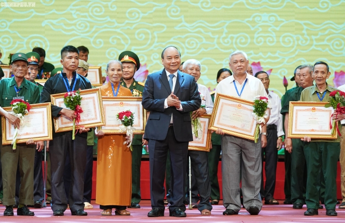 Thủ tướng trao Bằng khen cho các thương binh nặng tiêu biểu. Ảnh: VGP/Quang Hiếu