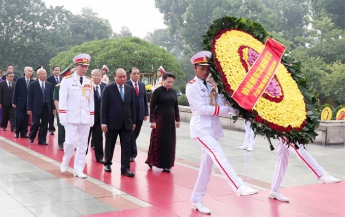 Đoàn đại biểu Lãnh đạo và nguyên lãnh đạo Đảng, Nhà nước, Mặt trận Tổ quốc Việt Nam đặt vòng hoa, tưởng niệm các Anh hùng liệt sỹ. (Ảnh: TTXVN)