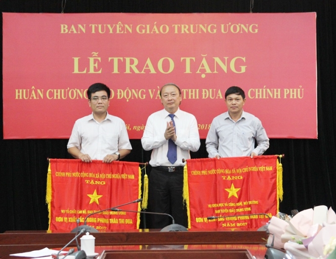 Đồng chí Võ Văn Phuông trao tặng Cờ thi đua của Thủ tướng Chính phủ cho các vụ, đơn vị có thành tích xuất sắc trong Ban nhân kỷ niệm 88 năm ngày truyền thống ngành Tuyên giáo.