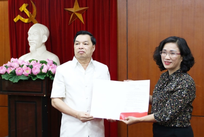 Thay mặt Lãnh đạo Ban Tuyên giáo Trung ương, đồng chí Lê Mạnh Hùng trao quyết định cho đồng chí Đinh Thị Mai.
