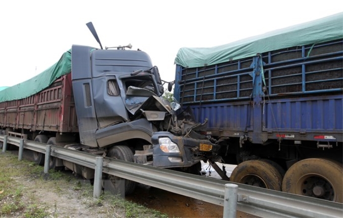 Hiện trường một vụ tai nạn giao thông trên tuyến cao tốc Nội Bài-Lào Cai. (Ảnh: Quốc Khánh/TTXVN)