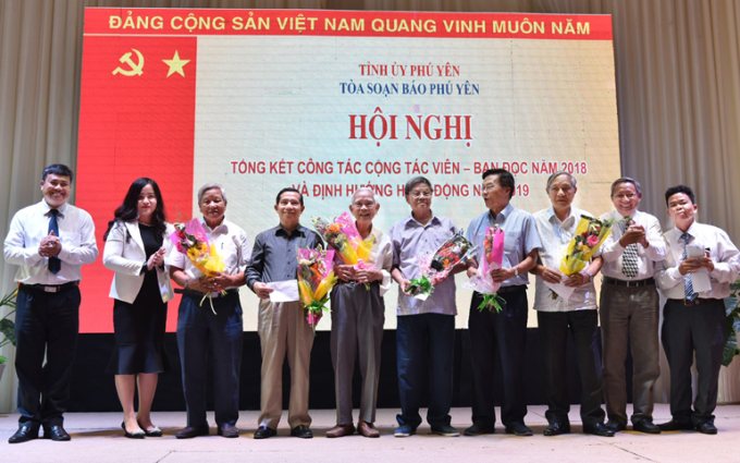 Lãnh đạo Báo Phú Yên tặng hoa và quà cho các cộng tác viên - bạn đọc tiêu biểu - Ảnh: DƯƠNG THANH XUÂN