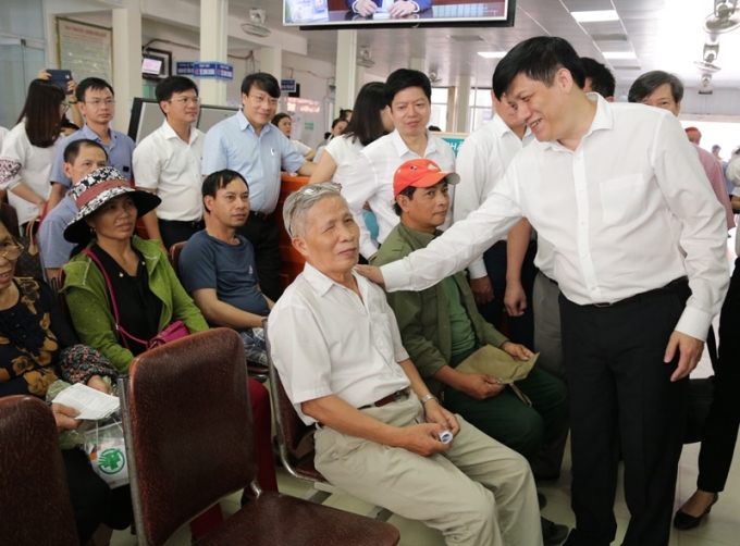 Phó Trưởng ban Tuyên giáo Trung ương Nguyễn Thanh Long hỏi thăm bệnh nhân ở Bệnh viện đa khoa thành phố Vinh khi đi khảo sát Chỉ thị 38 về đẩy mạnh công tác bảo hiểm y tế trong tình hình mới tại Nghệ An.