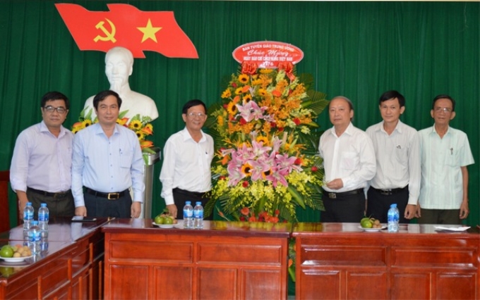 Ủy viên Trung ương Đảng, Phó trưởng ban Thường trực Ban Tuyên giáo Trung ương Võ Văn Phuông hoa chúc mừng Báo Đồng Tháp nhân Ngày Báo chí Cách mạng Việt Nam 21-6.