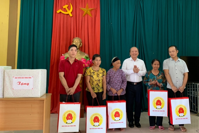 Đồng chí Võ Văn Phuông tặng quà cho đại diện các gia đình chính sách thôn Thia, xã Tân Trào, huyện Sơn Dương, Tuyên Quang