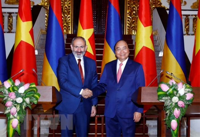 Thủ tướng Nguyễn Xuân Phúc và Thủ tướng Cộng hòa Armenia Nikol Pashinyan tại cuộc gặp báo chí sau hội đàm. (Ảnh: TTXVN)