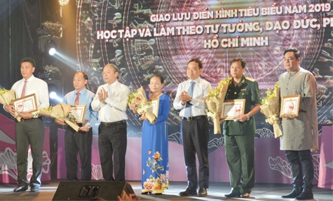 Đồng chí Võ Văn Phuông và đồng chí Trần Lưu Quang chúc mừng các tập thể và cá nhân xuất sắc trong học và làm theo Bác. Ảnh: VIỆT DŨNG