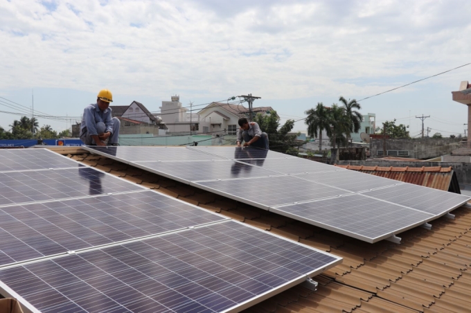 Lắp đặt hệ thống điện năng lượng mặt trời trên mái nhà dân