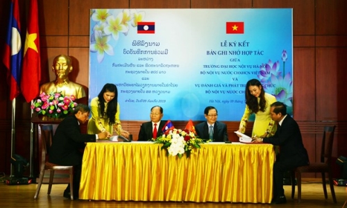 Ký kết hợp tác đào tạo giữa ngành nội vụ hai nước Việt Nam-Lào