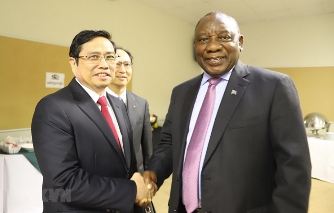 Chủ tịch Đảng Đại hội Dân tộc Phi (ANC) Cyril Ramaphosa đón chào đồng chí Phạm Minh Chính tại thủ đô Pretoria. (Ảnh: TTXVN)