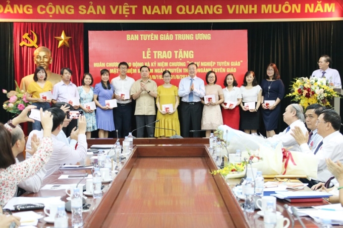 Đồng chí Lê Mạnh Hùng và đồng chí Bùi Trường giang trao tặng kỷ niệm chương &quot;Vì sự nghiệp Tuyên giáo&quot; cho các cán bộ trong Ban.
