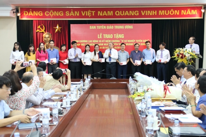 Đồng chí Võ Văn Phuông và đồng chí Lê Mạnh Hùng trao tặng kỷ niệm chương &quot;Vì sự nghiệp Tuyên giáo&quot;.