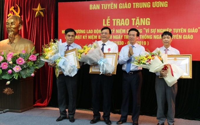 Thay mặt lãnh đạo Đảng và Nhà nước, đồng chí Võ Văn Thưởng trao tặng Huân chương Lao động cho các cán bộ trong Ban.