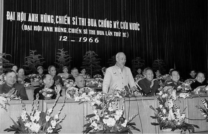 Chủ tịch Hồ Chí Minh nói chuyện tại Đại hội Anh hùng, Chiến sĩ thi đua chống Mỹ, cứu nước (Đại hội Anh hùng, Chiến sĩ thi đua lần thứ IV) diễn ra tại Hà Nội tháng 12/1966. (Ảnh: Tư liệu TTXVN)