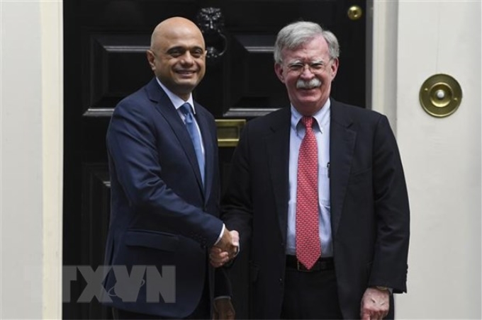 Cố vấn An ninh quốc gia Mỹ John Bolton (phải) trong cuộc gặp Bộ trưởng Tài chính Anh Sajid Javid tại London, ngày 13/8. (Ảnh: THX/TTXVN)