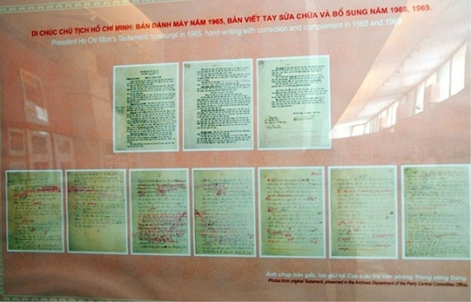 Di chúc của Chủ tịch Hồ Chí Minh: Bản đánh máy ngày 15/5/1969 có sự chứng kiến của Bí thư thứ nhất Ban Chấp hành trung ương Đảng, Lê Duẩn và bản viết tay sửa chữa, bổ sung năm 1965 và năm 1969 - Ảnh tư liệu của Cục Văn thư và Lưu trữ Nhà nước