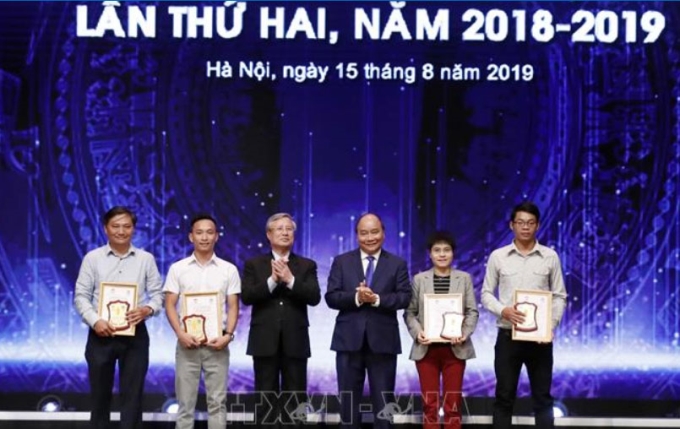 Ủy viên Bộ Chính trị, Thủ tướng Chính phủ Nguyễn Xuân Phúc; Ủy viên Bộ Chính trị, Thường trực Ban Bí thư Trần Quốc Vượng trao giải A cho các tác giả. Ảnh: TTXVN