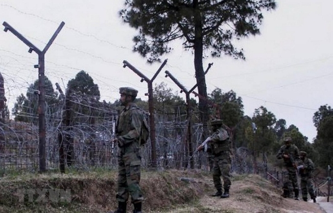 Binh sỹ tuần tra dọc ranh giới kiểm soát ở huyện Poonch thuộc bang Jammu và Kashmir. (Ảnh: PTI/TTXVN)