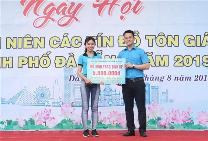 Thành Đoàn Đà Nẵng hỗ trợ sinh kế cho các cơ sở tôn giáo. (Ảnh: TTXVN)