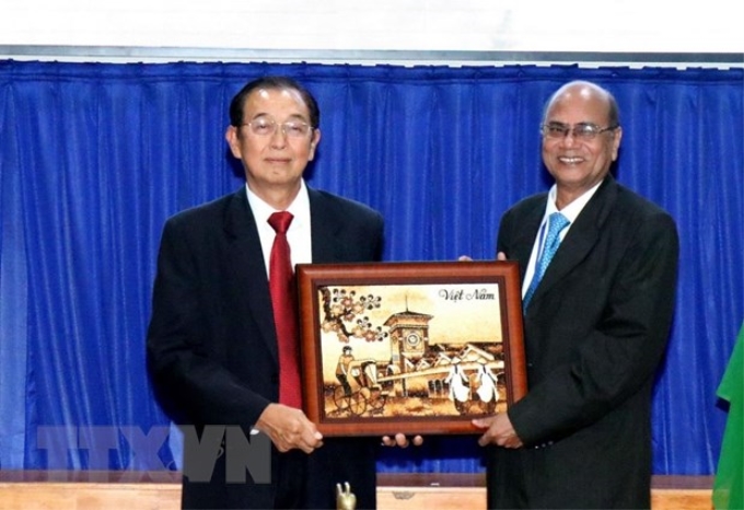 Ông Huỳnh Thành Lập (bên trái), Chủ tịch Hội hữu nghị Việt Nam-Ấn Độ Thành phố Hồ Chí Minh tặng quà cho ông Sri Pallab Sengupta, Tổng Thư ký Tổ chức Hòa bình và Đoàn kết toàn Ấn Độ. (Ảnh: TTXVN)
