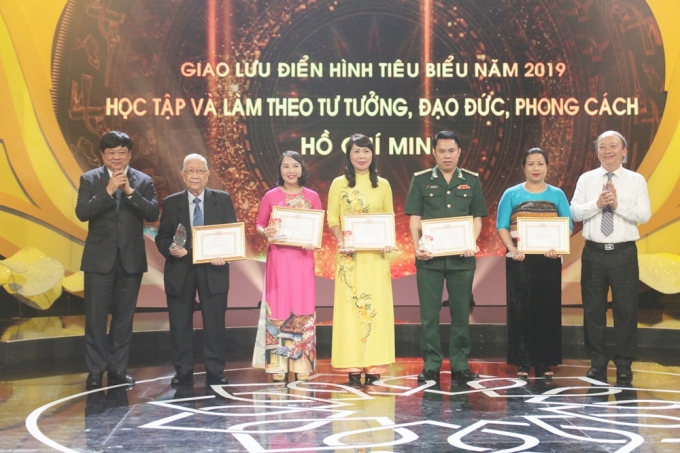 Thượng tá Nguyễn Văn Giáp (áo xanh) là một trong những gương điển hình trong học và làm theo Bác khu vực phía Bắc năm 2019.