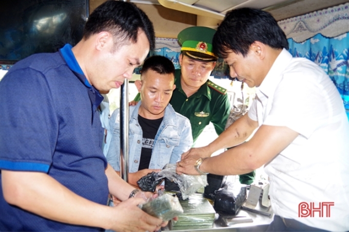 Thượng tá Giáp (áo xanh bên trái) khám xét ma túy trên ô tô trong chuyên án 484 LV bắt Võ Quốc Dương, Trần Xuân Thanh cùng tang vật 32 kg ma túy đá, 10 bánh hêrôin vào ngày 25/10/2018...