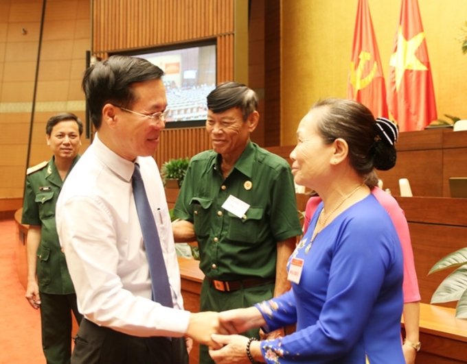 Đồng chí Võ Văn Thưởng trò chuyện với bà Nguyễn Thị Hoa (Bình Phước), một trong những gương điển hình tiêu biểu trong học và làm theo Bác tại Hội nghị.