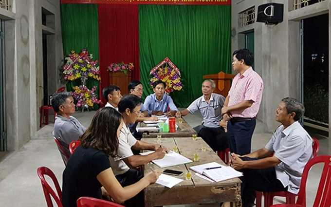 Chi bộ số 6, xã Xuân Thiện, huyện Kim Sơn (Ninh Bình) họp bàn công tác quản lý đảng viên đi làm xa. Ảnh: THẾ MINH