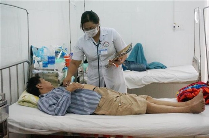 Điều trị cho bệnh nhân sốt xuất huyết tại Bệnh viện Đa khoa vùng Tây Nguyên. (Ảnh: Tuấn Anh/TTXVN)