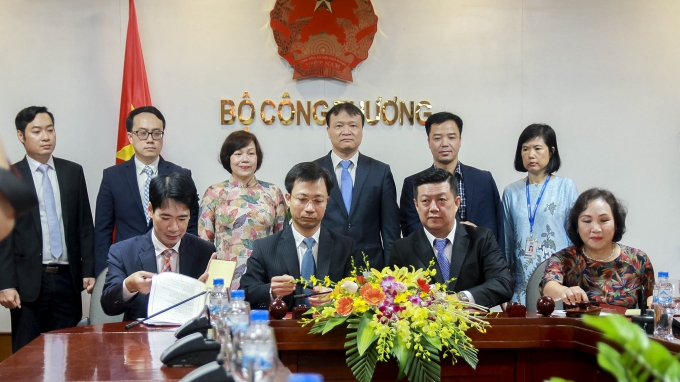 Biên bản ghi nhớ này được ký kết nhằm tăng cường sự phối hợp giữa Bộ Công Thương và Công ty TNHH MM Mega Market Việt Nam trong việc kết nối, thu mua các sản phẩm, hàng hóa Việt Nam.