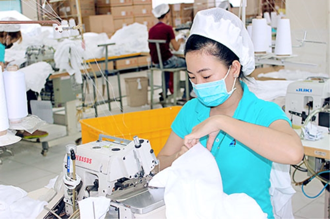 Công nhân làm việc tại Công ty TNHH Sơn Hà (phường Tân Hiệp, TP. Biên Hòa)