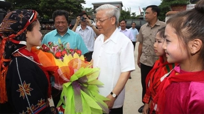 Tổng Bí thư Nguyễn Phú Trọng với các cháu thiếu nhi xã Mỹ Bằng, huyện Yên Sơn, tỉnh Tuyên Quang năm 2014. (Ảnh: TTXVN)