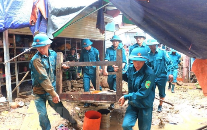 Khắc phục hậu quả do mưa lớn gây ngập úng cục bộ tại thị trấn Yên Minh, huyện Yên Minh, tỉnh Hà Giang. (Ảnh: TTXVN)