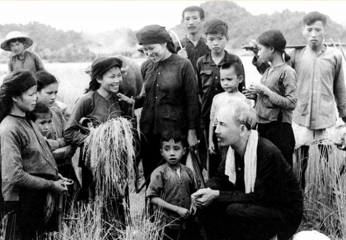 Chủ tịch Hồ Chí Minh thăm hỏi nông dân Hợp tác xã Hùng Sơn (huyện Đại Từ, tỉnh Thái Nguyên) đang gặt lúa, năm 1954 (Ảnh tư liệu)
