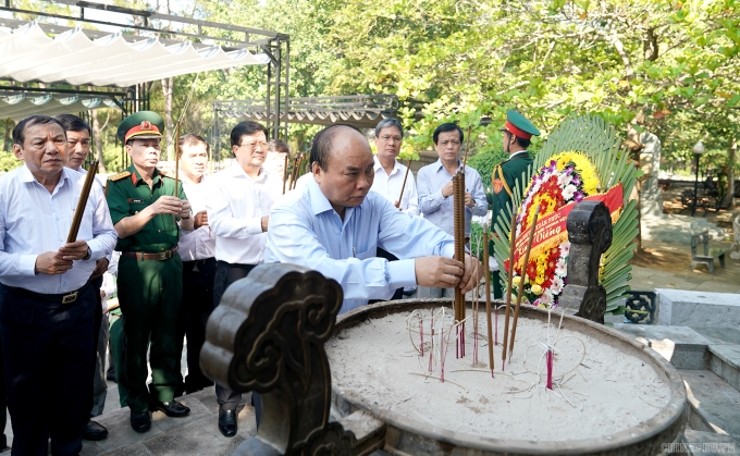 Thủ tướng Nguyễn Xuân Phúc, Phó Thủ tướng Trịnh Đình Dũng dâng hương tại Nghĩa trang Liệt sĩ quốc gia Trường Sơn -  Ảnh: VGP/Quang Hiếu