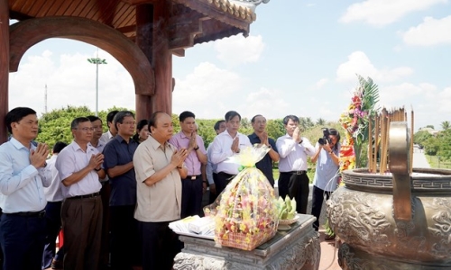 Thủ tướng dâng hương tưởng nhớ anh hùng liệt sỹ tại Thành cổ Quảng Trị