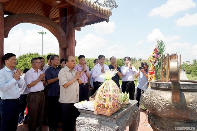 Thủ tướng Chính phủ Nguyễn Xuân Phúc và đoàn công tác dâng hương tưởng nhớ các anh hùng liệt sỹ ở Thành cổ Quảng Trị. (Nguồn: chinhphu.vn)