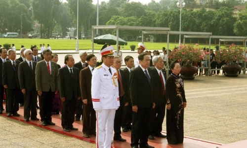 Đoàn đại biểu dự Đại hội MTTQ vào Lăng viếng Chủ tịch Hồ Chí Minh