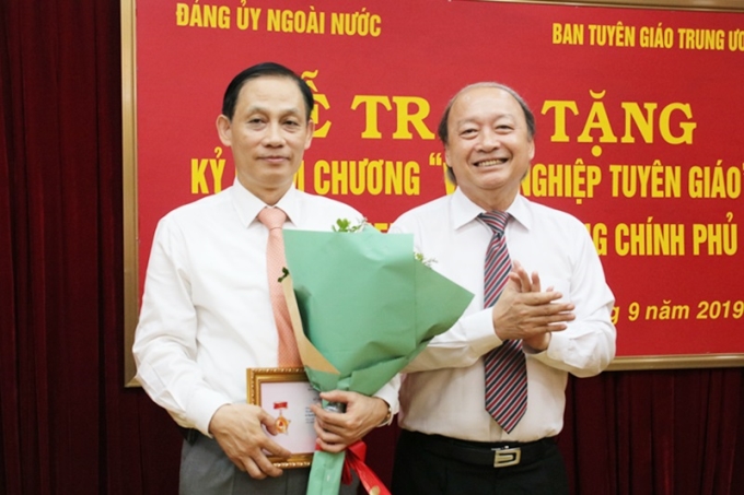 Phó Trưởng Ban Thường trực Võ Văn Phuông trao tặng kỷ niệm chương "Vì sự nghiệp Tuyên giáo" cho đồng chí Lê Hoài Trung.