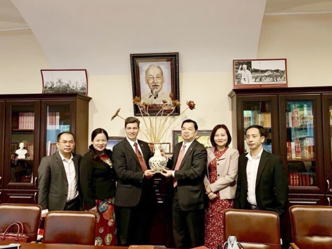 Đoàn công tác làm việc với Viện trưởng Viện Hồ Chí Minh thuộc trường Đại học quốc gia Saint Peterburg.