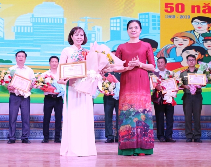 Phó Bí thư Thường trực Tỉnh ủy Lào Cai Hà Thị Nga trao giải Nhất hội thi cho đội của Thành phố Lào Cai.