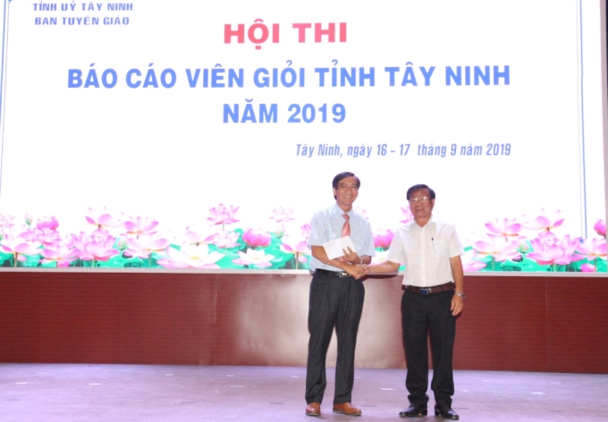 Trưởng Ban Tuyên giáo Tỉnh uỷ Nguyễn Minh Triều trao giải Nhất cho báo cáo viên Trần Thung