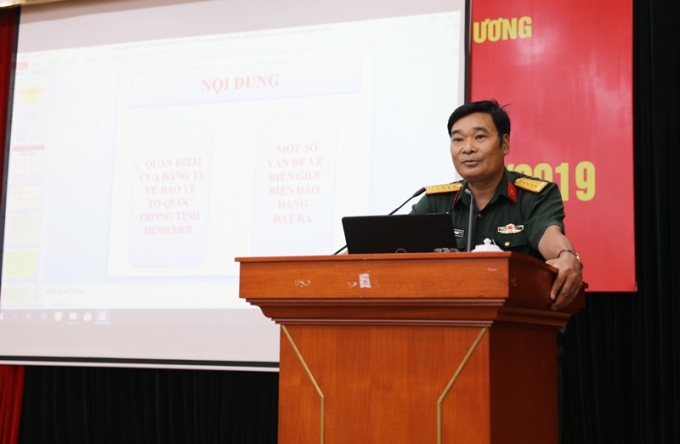 Đại tá Đoàn Tư Hoan, Cục Tuyên huấn, Tổng cục Chính trị QĐND Việt Nam trình bày những nội dung cơ bản của chiến lược bảo vệ Tổ quốc trong tình hình mới.