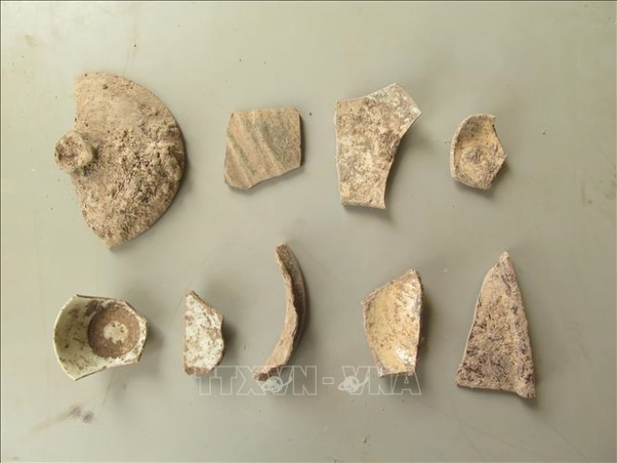Các mảnh gốm sứ, chủ yếu thuộc thời kỳ Lê Mạc được các nhà khảo cổ phát hiện. Ảnh: Vũ Hoàng Giang/TTXVN
