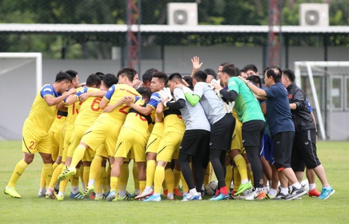 Toàn đội hô quyết tâm trước khi bắt đầu buổi tập ngày 2/9. (Ảnh: Ngọc Linh/TTXVN)