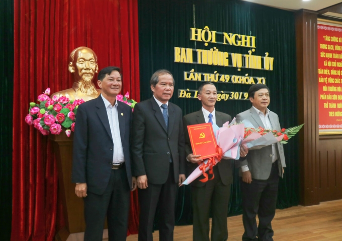 Các đồng chí Thường trực Tỉnh ủy chúc mừng, chụp hình lưu niệm cùng đồng chí tân Phó Bí thư Tỉnh ủy Trần Văn Hiệp.